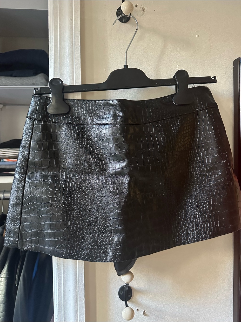 Vintage thifted Black Faux Croc Leather Mini Skirt - Sleek Women's skort
